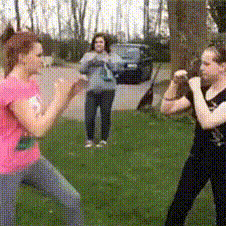 девчонки дерутся, пацаны разбегайтесь