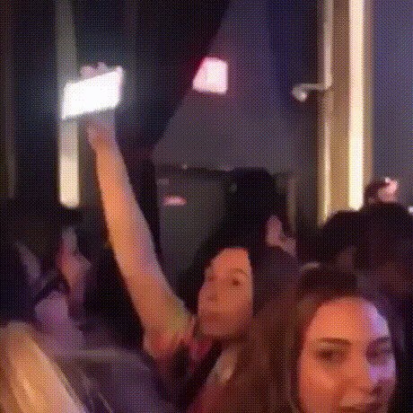 Говорит: "Ищу парня для романтических встреч"