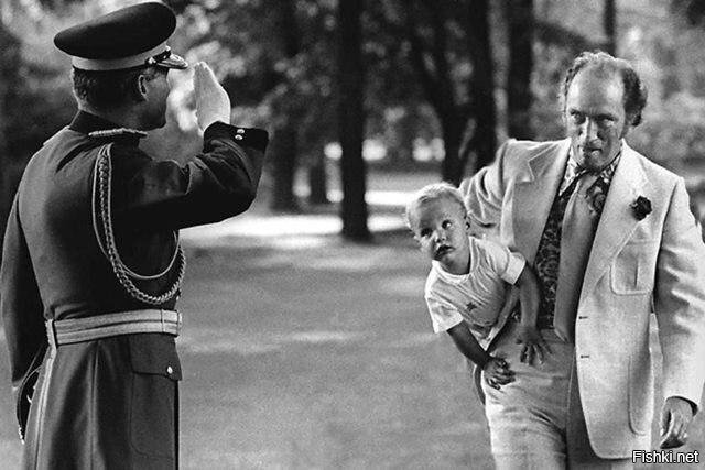 Премьер–министр Канады 70х, Пьер Эллиот Трюдо несет под мышкой нынешнего прем...