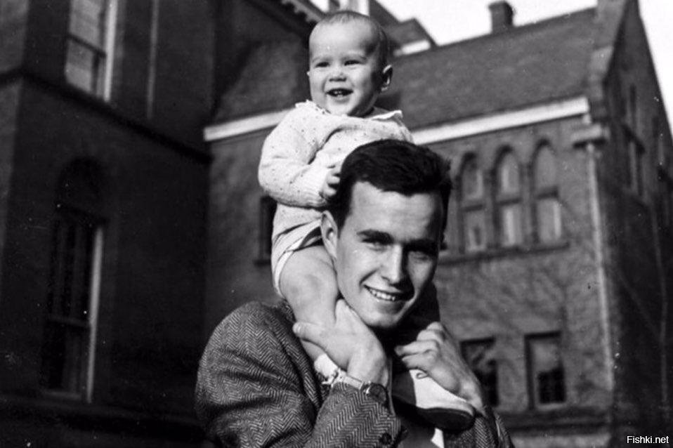 Два будущих президента США Джордж Герберт Уокер Буш (1924-2018), со своим 9-м...