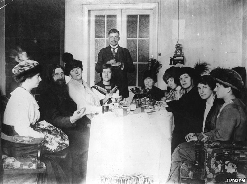 Григорий Распутин в кругу своих поклонниц, 1907 год