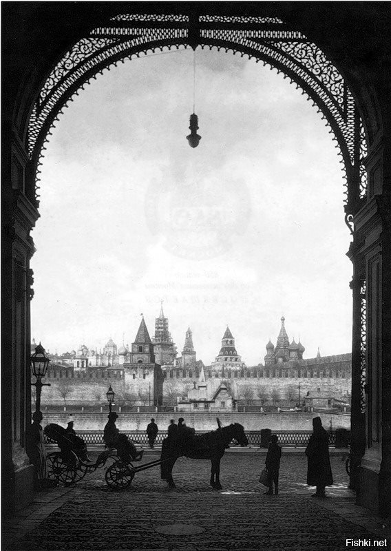 Вид Кремля из ворот Кокоревского подворья