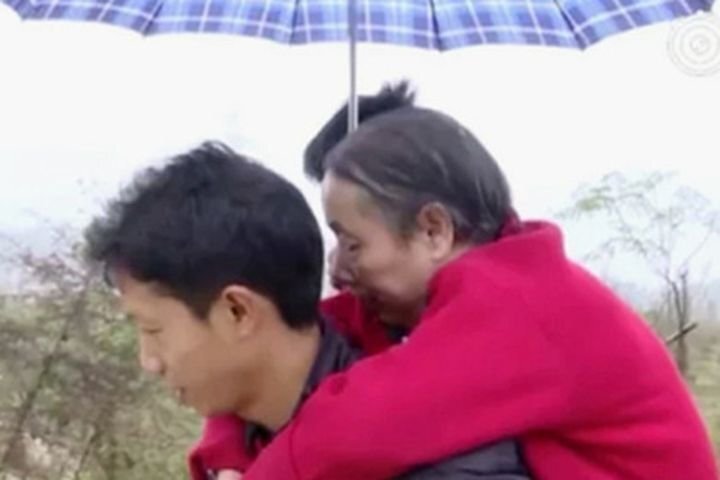 В поисках работы парень из Китая 15 лет носил свою парализованную мать на спине