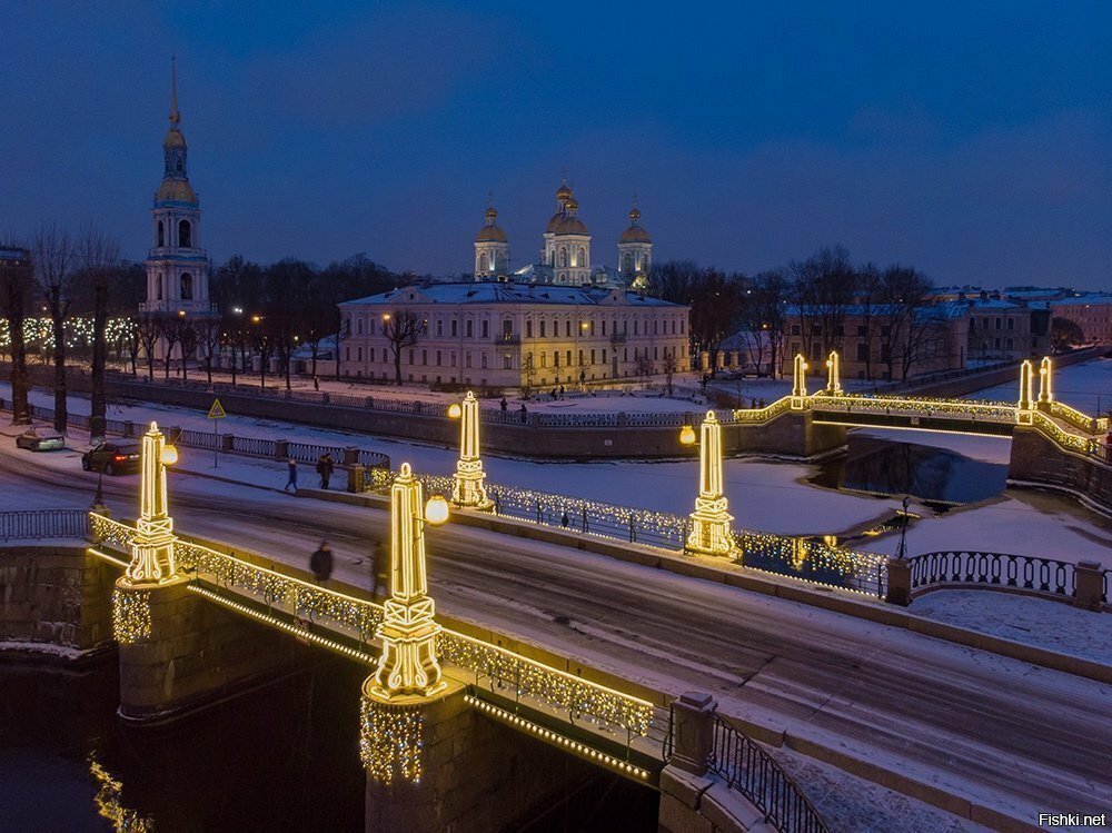 Невский проспект озарает праздничная иллюминация, на мостах и деревьях гирлянды