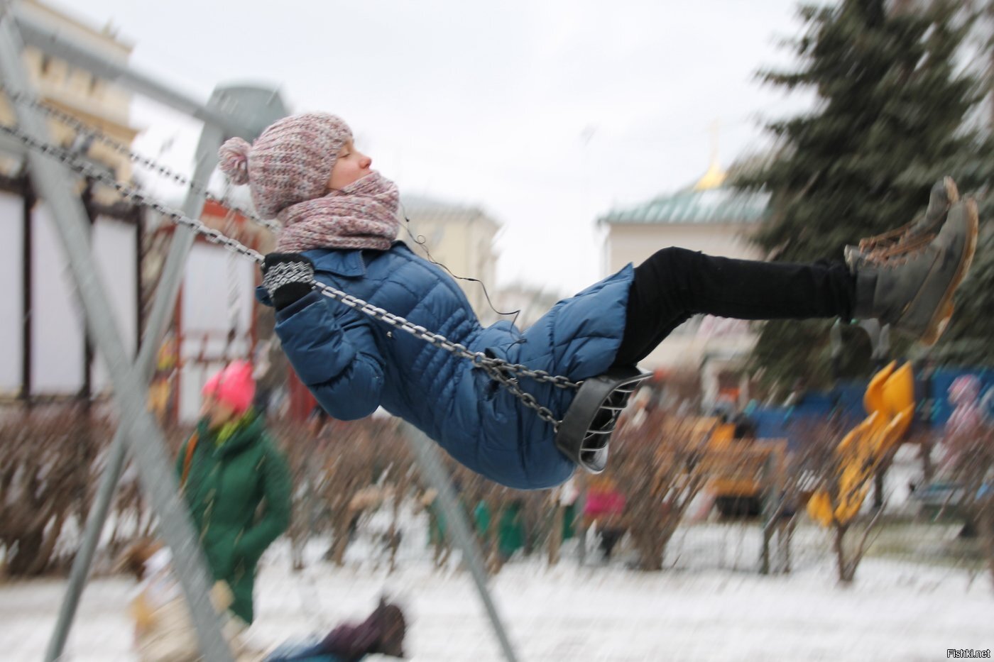 Крылаааатые качели летят,летят,летят