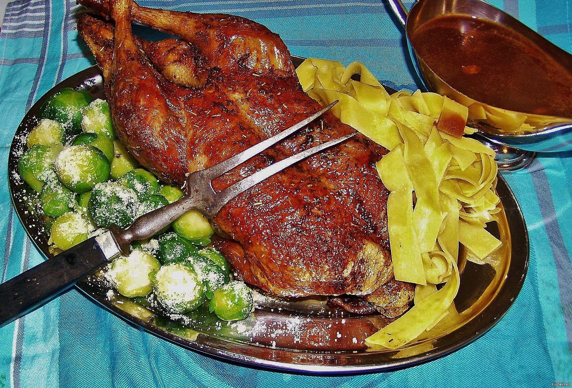 Утка, бюссельская капуста, слегка присыпанная пармезаном, свежая лапша