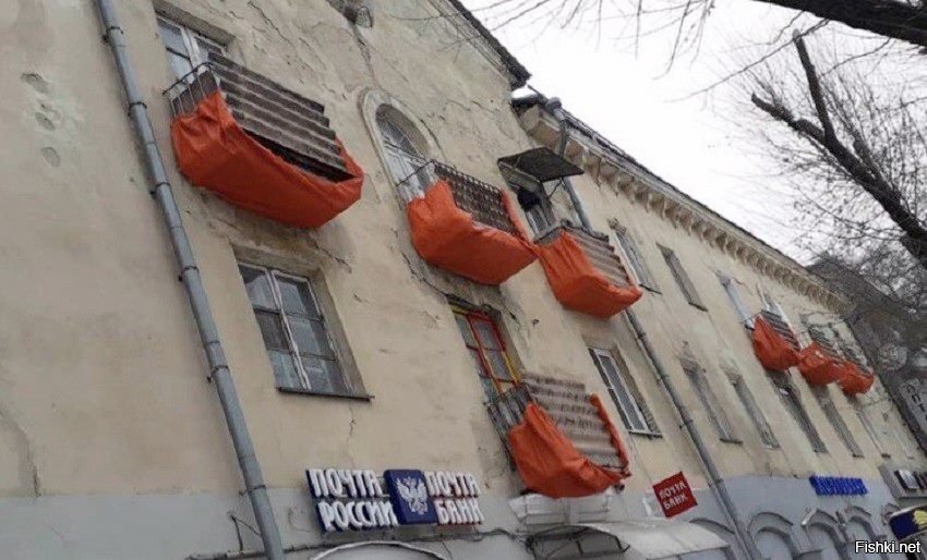 В Воронеже на балконы дома № 130 по улице 9 Января надели оранжевые чехлы, чт...