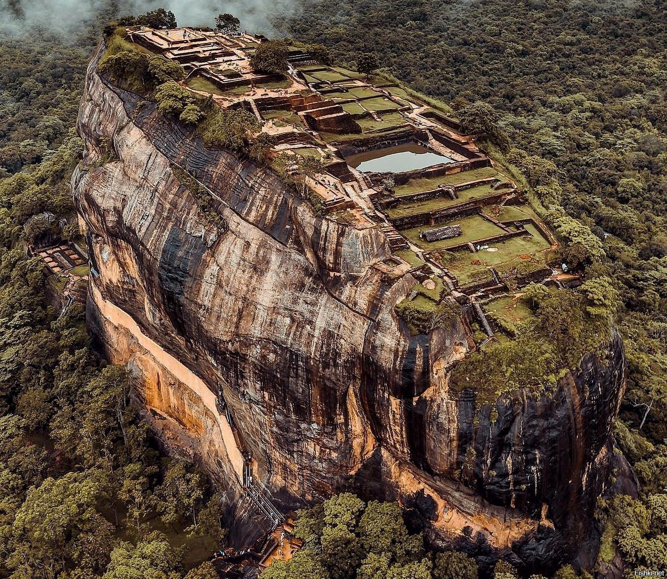Сигирия – скала и древняя крепость на Шри-Ланке