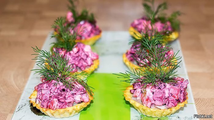 Оригинальная подача селедки под шубой в картофельных тарталетках