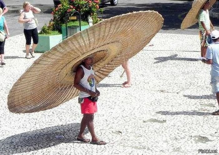 Мужик загорает на нудистском пляже