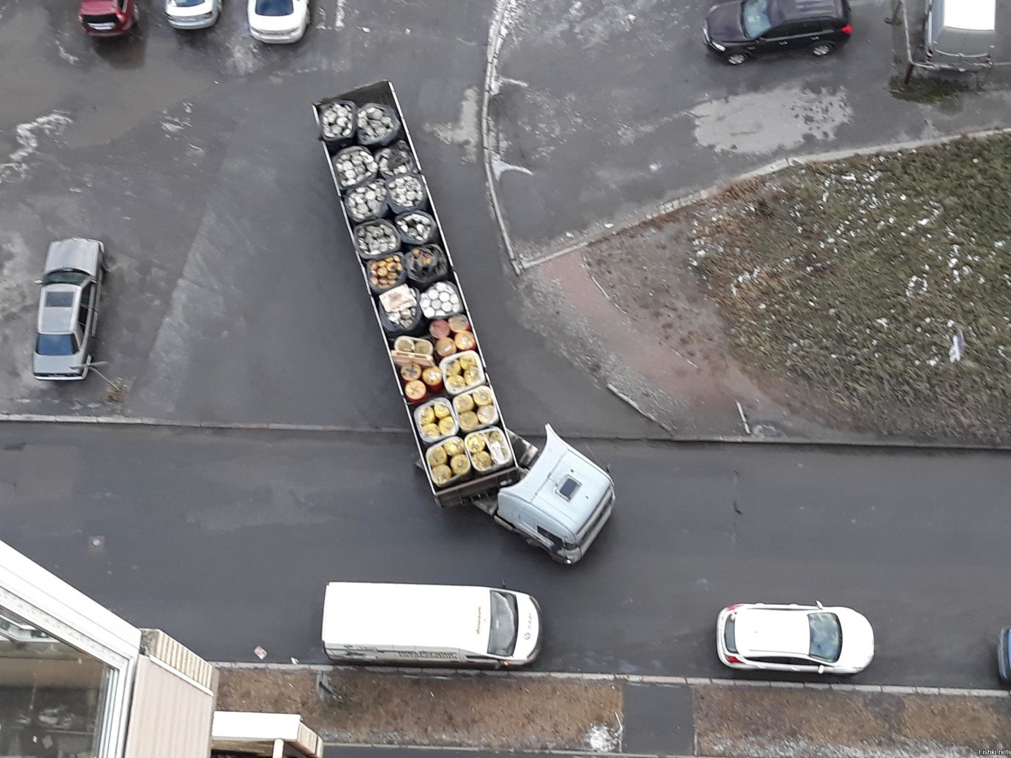 Лилипуты везут суши и роллы для Гулливера