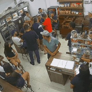 Красный начал быковать (потому как у него  был с собой ствол)