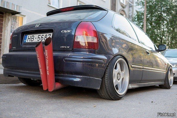 Надпись на выхлопной трубе: "Не стань дебилом, как я"