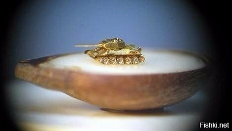 Танк Т-34 из золота длиной 2мм состоящий более чем из 250 деталей на разрезе ...