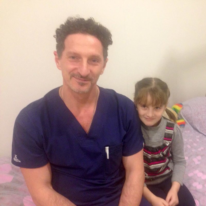 Пластический хирург Леван Еремеишвили в личное время бесплатно оперирует детей