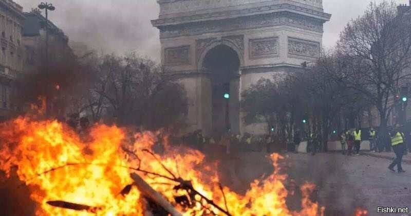 Два фото из Парижа