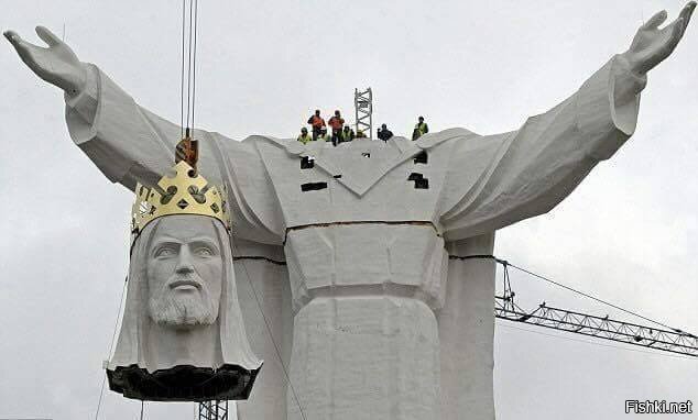 Статуя Христа Царя в польском городе Свебодзин раздает интернет