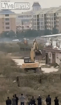 Протестующие отгоняют экскаватор от моста