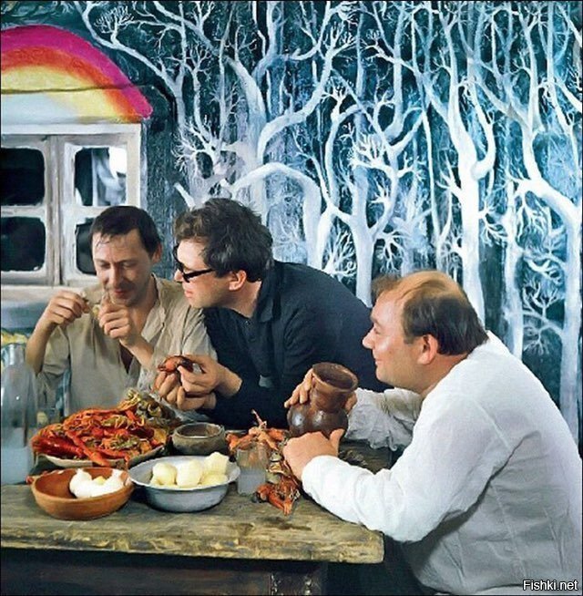 Режиссёр Александр Митта учит Олега Ефремова чистить раков для съемок сцены ф...