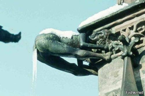 Обычно гаргульи на фасадах готических храмов расположены так, что дождевая во...