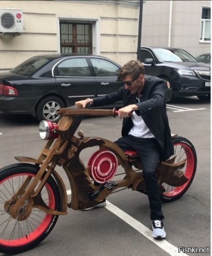 Пашка на деревяшке