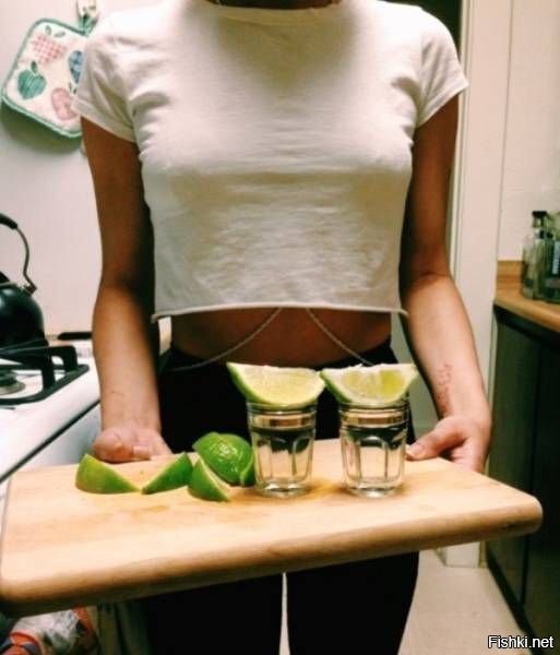 Мята в зеленой прохладе немеет под лайма кислотную прелесть