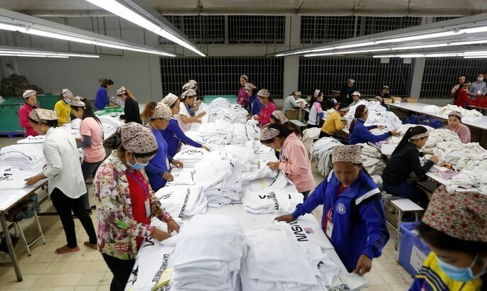 Фоторассказ: Как делают одежду, завод в Камбодже