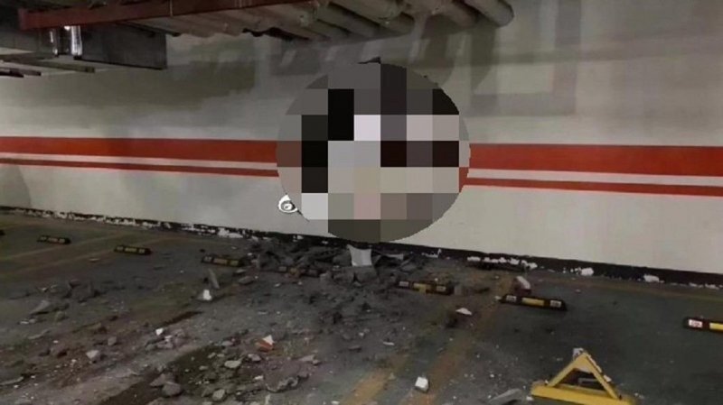 В Китае водитель Ауди пробил бетонную стену, пытаясь припарковаться