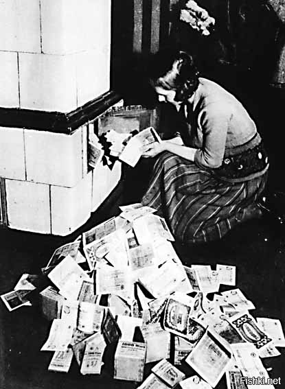 Самая большая гиперинфляция в истории, дама топит печь купюрами, которые стал...