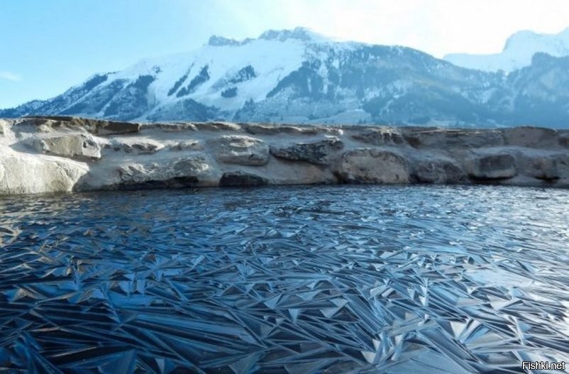 Замерзшее озеро в Швейцарии