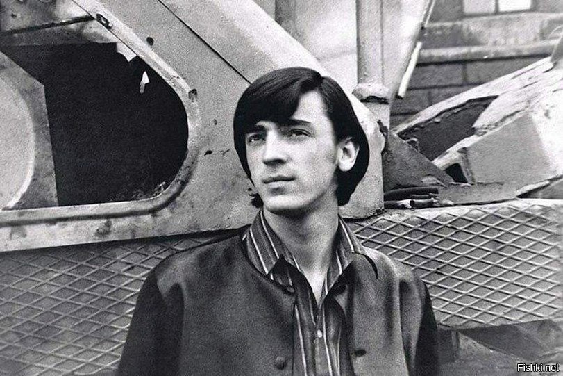 Пока еще без усов, шляпы и маразма