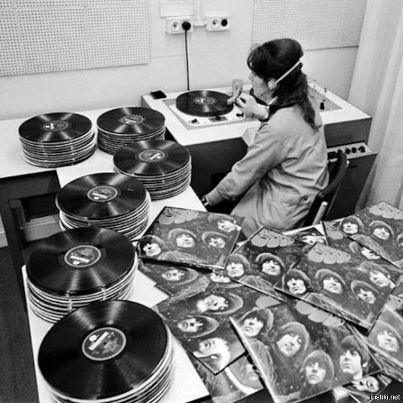 Женщина прослушивает партию пластинок The Beatles в комнате контроля качества...