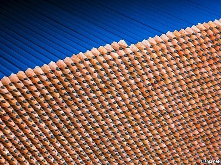 Только что произведенные карандаши готовы к упаковке