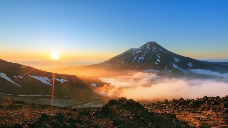 Восход над Авачинским вулканом