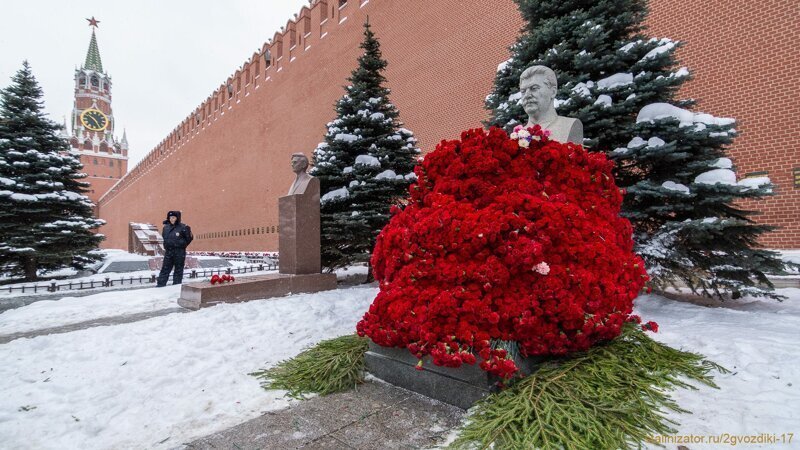 13 500 алых цветов возложено к могиле Сталина в Москве