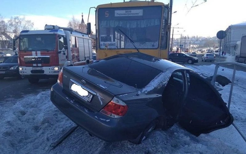 Авария дня. В Барнауле трамвай смял Тойоту