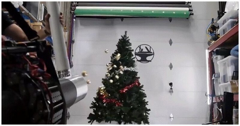 Изобретатели собрали праздничную пушку, которая "наряжает" ёлку за 30 секунд