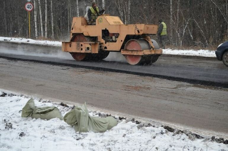 На трассе рядом со Златоустом кладут асфальт в -15