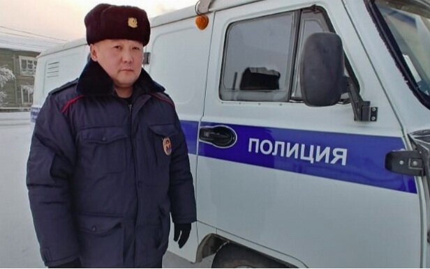 Якутский полицейский вернул найденные 100 тысяч рублей