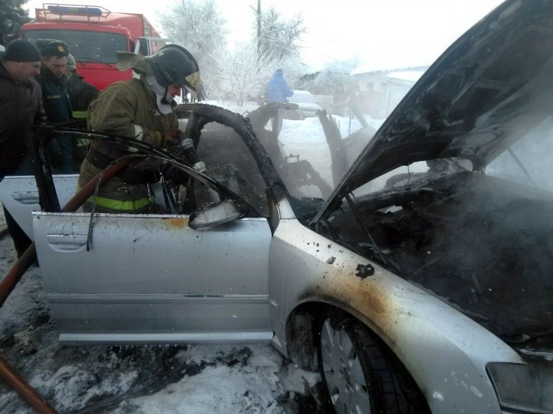 Как горит подержанный премиум: в Воронеже пьяный водитель сжег свою машину