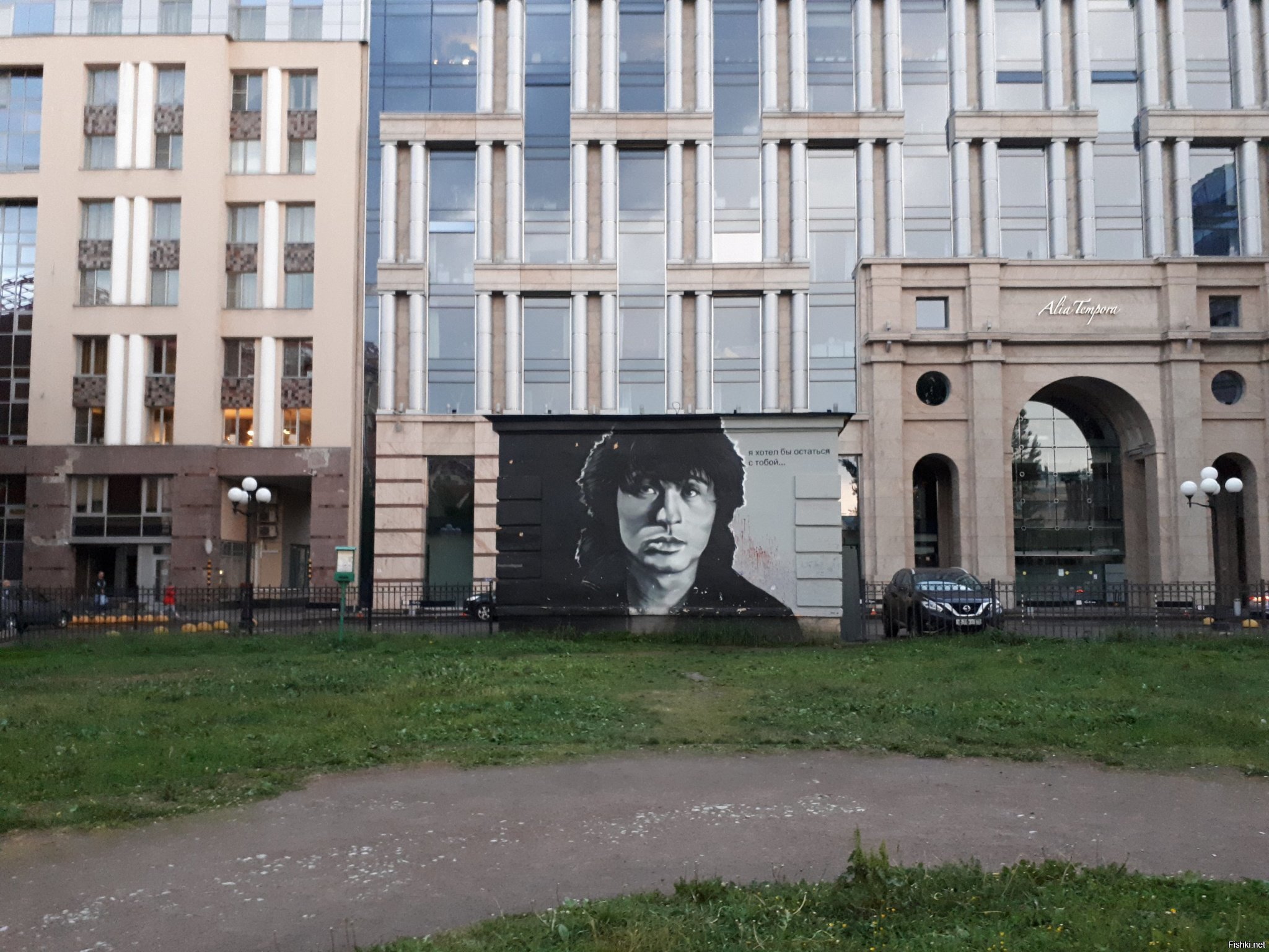 Граффити с изображением Виктора на улице Восстания 8 в Санкт-Петербурге и общ...