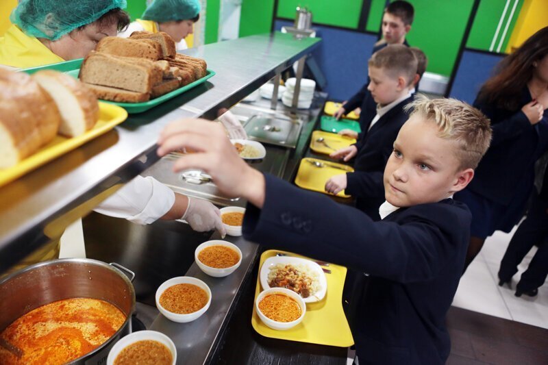 Новые нормативы СанПиН по школьному питанию не запрещают родителям давать детям в школу еду