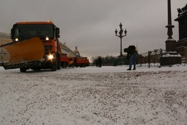 На Васильевском острове эвакуируют машины в связи с уборкой снега