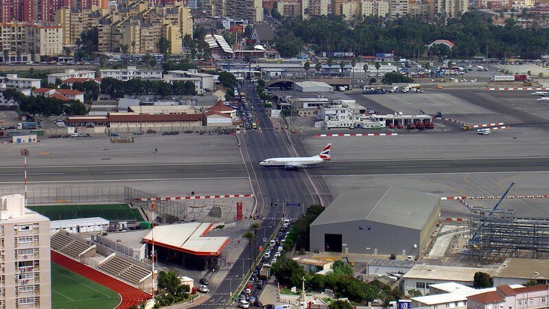 Аэропорт Гибралтара - взлётную полосу пересекает дорога!