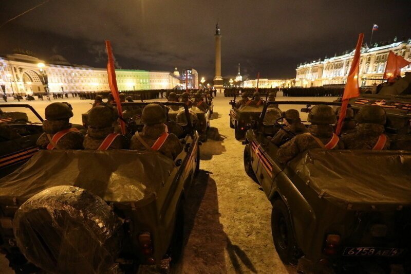 Гусеничную технику для Парада памяти в Петербурге доставят на тралах