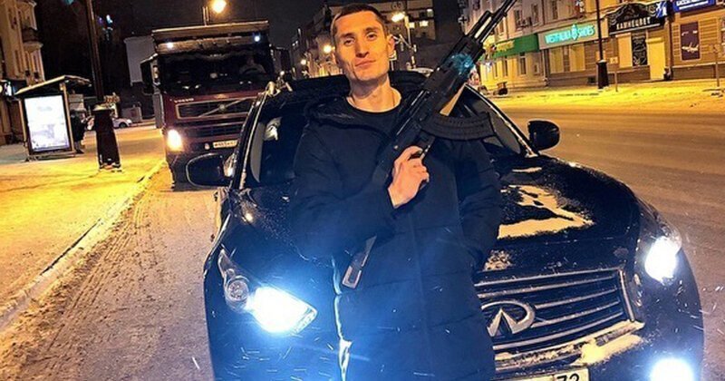 Блогера арестовали на 12 суток за езду с автоматами