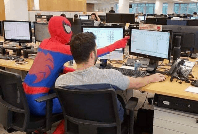 Банковский сотрудник перед увольнением решил стать супергероем и показал, как работает Человек-паук