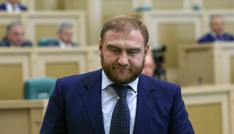Сенатор от Карачаево-Черкесии Рауф Арашуков задержан за убийства. Его лишили неприкосновенности и вы