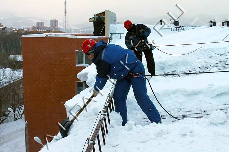 Петербургские крыши освободят от снега. Или рабочие, или чиновники