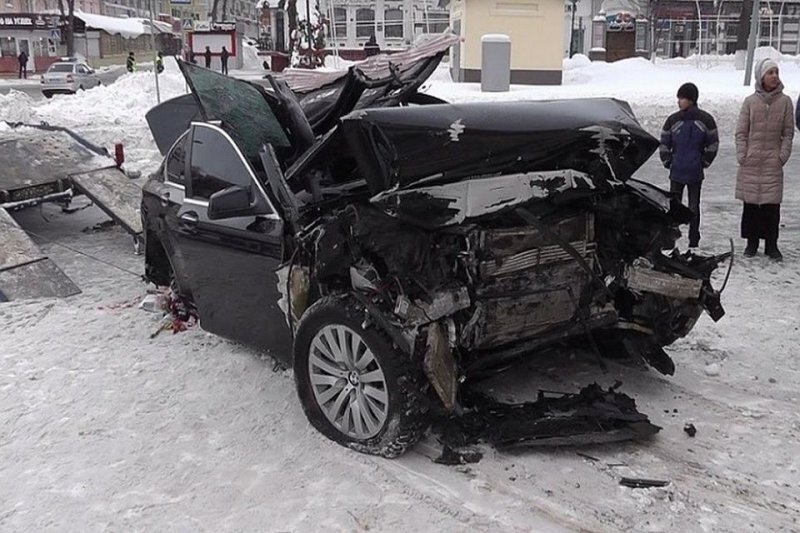 Авария дня. В Ульяновске набитый людьми BMW врезался в дом